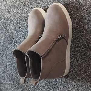 Time and Tru Memory Foam Low Boot, Women's Size 10